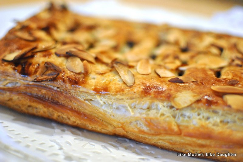 puff pastry with chocolate and almond-003